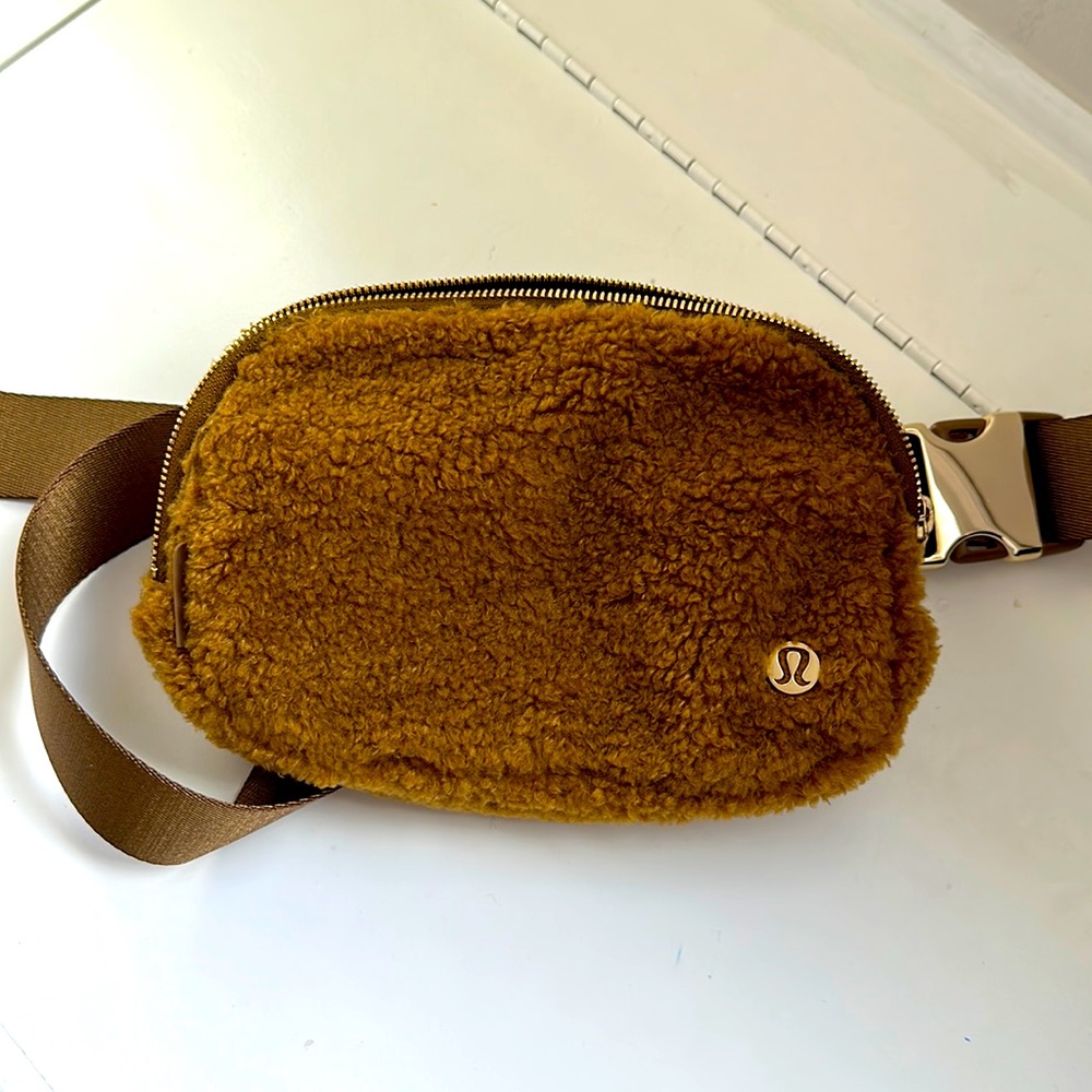 Lululemon Everywhere Belt Bag
Sherpa Fleece in Burnt Caramel